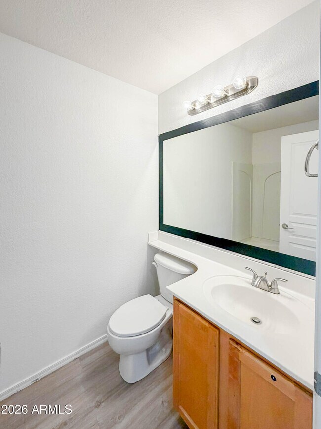 Building Photo - 1009 E Iris Dr