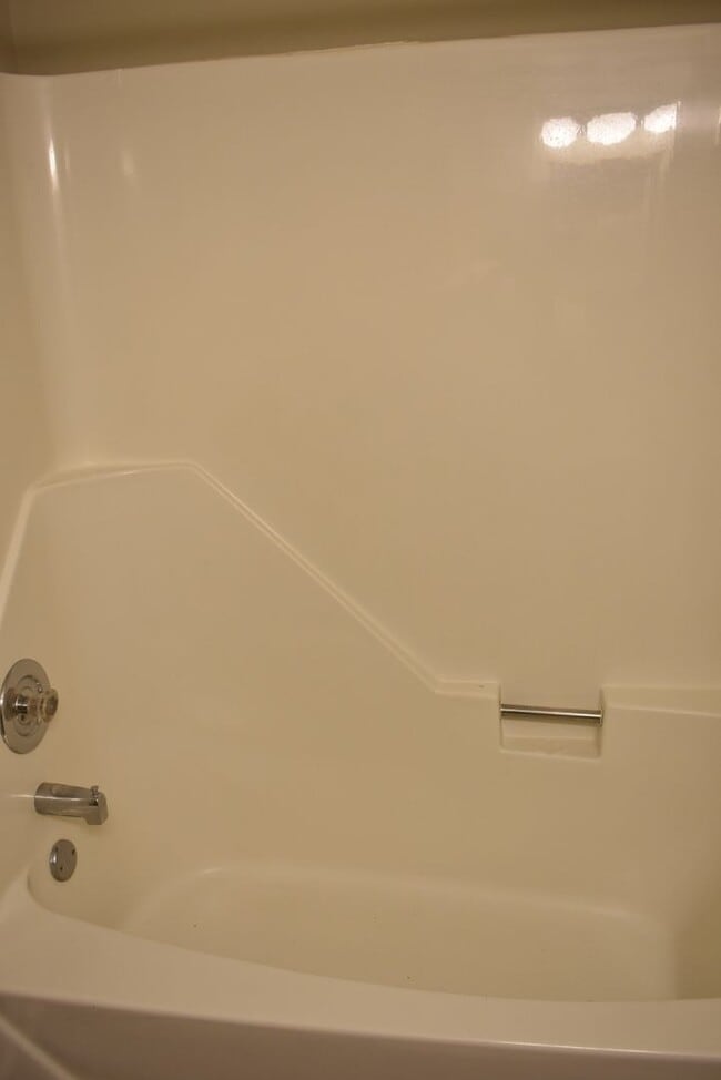 Building Photo - Great Split Foyer In Fredericksburg!