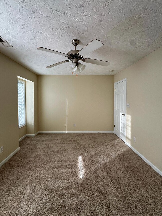 Building Photo - 3 Bed 2.5 Bath Townhome with New Flooring and Paint