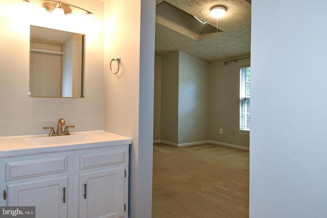 Building Photo - 1545 Woodcrest Dr