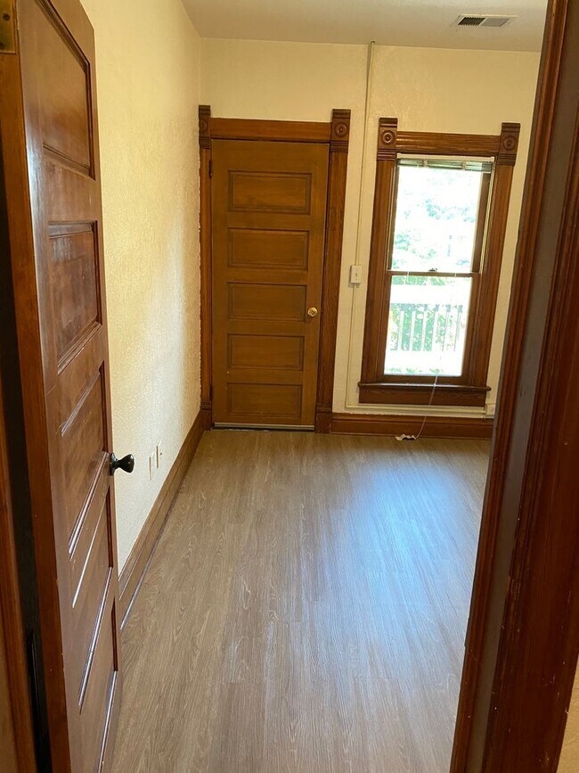 Building Photo - 2110 Grove Cir W