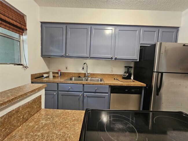 Building Photo - 8287 Kingsbrook Rd