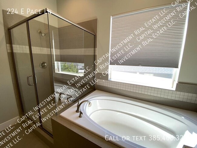Building Photo - 224 E Pace Ln