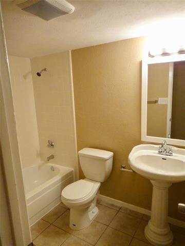 Building Photo - 512 White Oak St