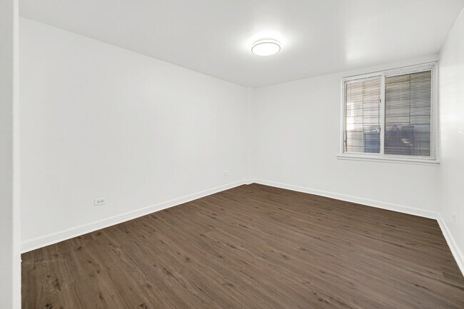 Building Photo - 2654 W 12th Pl