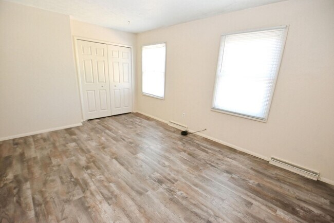 Building Photo - 3 Bedroom 1.5 Bath in North side of South ...