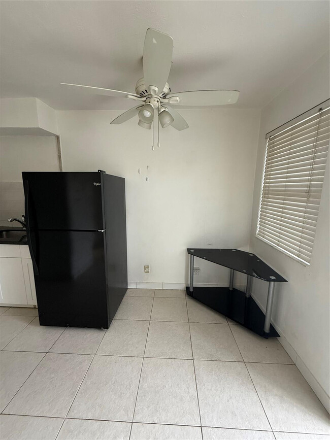 Building Photo - 2213 Lincoln St