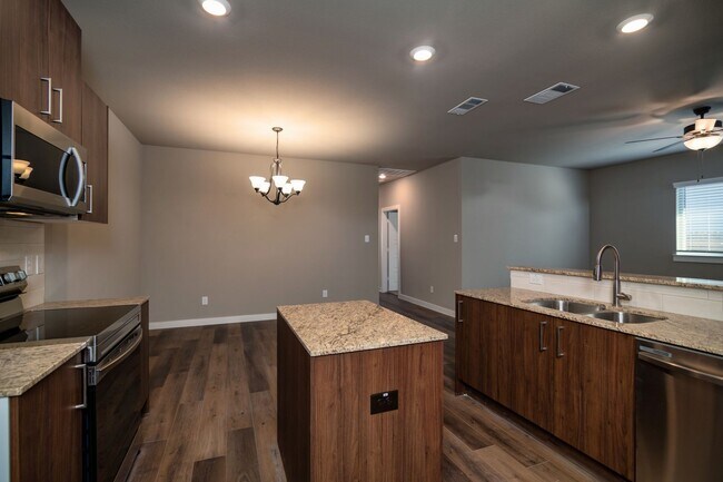 Building Photo - GORGEOUS 3 BEDROOM DUPLEX LOCATED IN MIDLO...