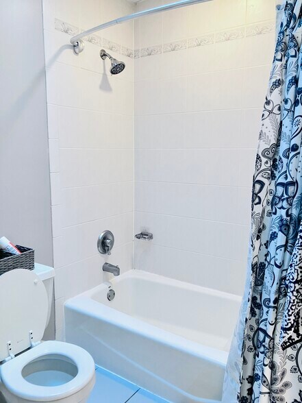 Main Bath - 16133 Logarto Ln