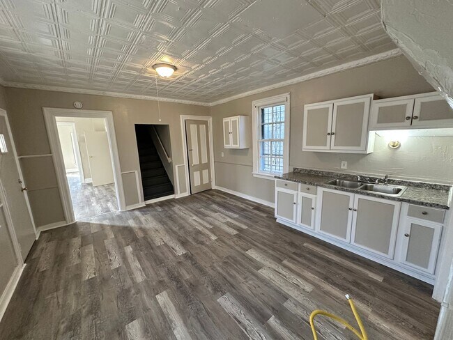 Building Photo - Spacious Single Family Home Ready for Rent in Great Neighborhood