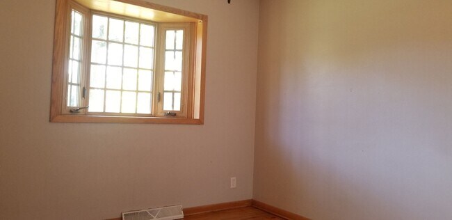 Building Photo - Now Leasing for May 2026!