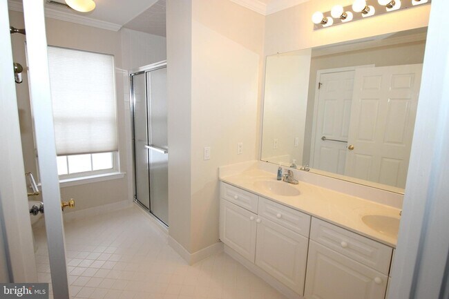 Building Photo - 1004 Julian Dr W