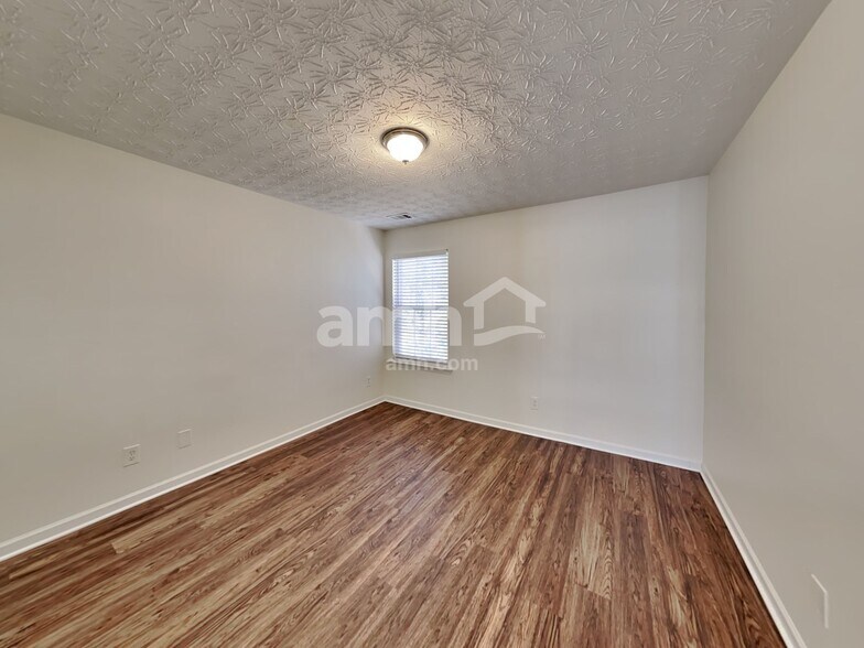 Building Photo - 330 Meadows Ln