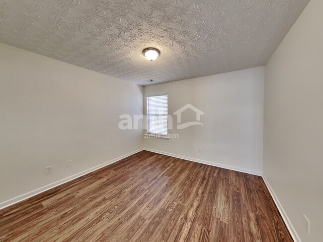 Building Photo - 330 Meadows Ln