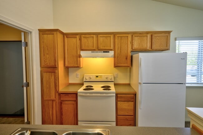 Building Photo - 882 NE Hidden Valley Dr
