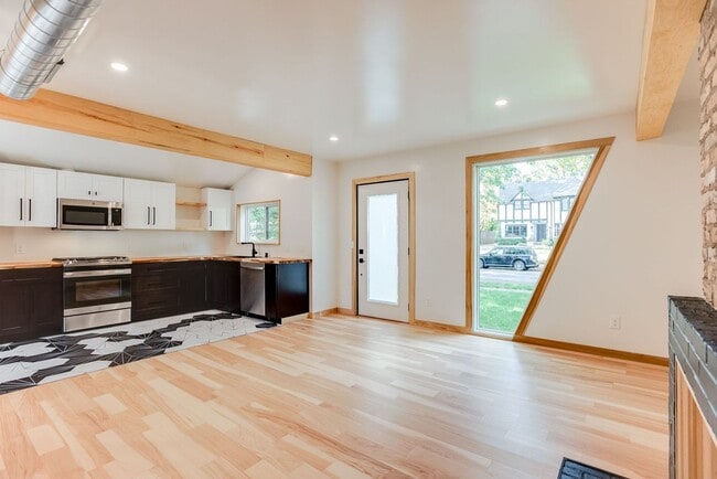 Building Photo - Amazing 2 bedroom, 2 bathroom 1,330 sf hom...