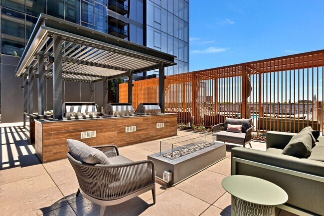 Building Photo - 1120 W Van Buren St