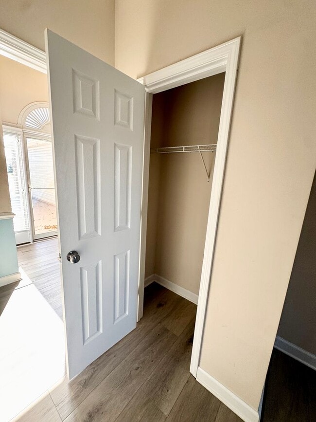 Building Photo - SPACIOUS WATERFRONT 3 bed/3.5 bath with loft/flex space