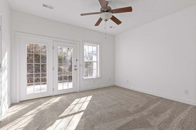 Building Photo - 3-bedroom 2-bathroom townhome now availabl...