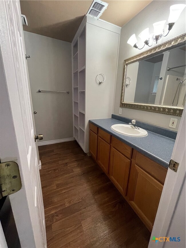 Building Photo - 542 Lonesome