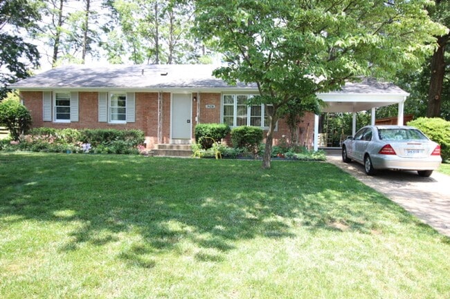 Primary Photo - Charming 3 Bed 2.5 Bath Brick Home With Sp...