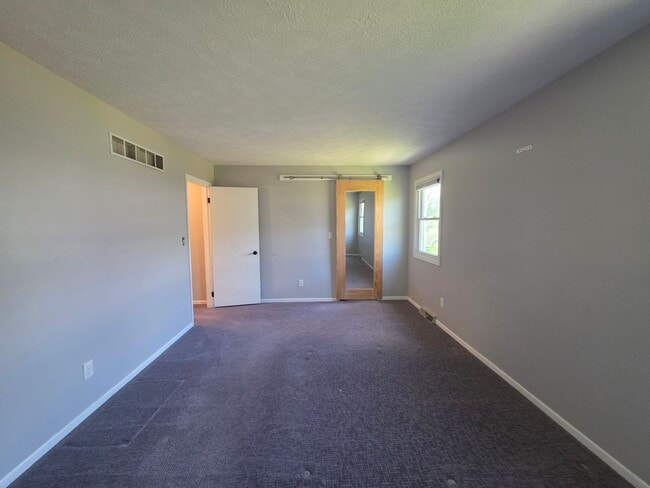 Building Photo - Spacious Town Home in Brighton Heights!