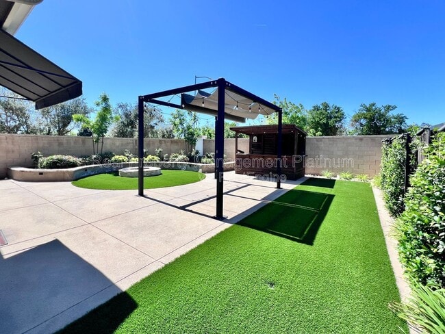 Building Photo - 2038 N Perry Ln