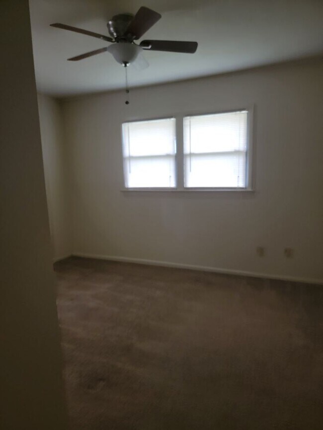 Building Photo - 3 bedroom 1 bathroom **Move in Ready