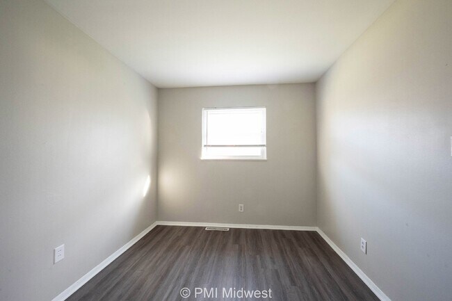 Building Photo - Charming 2-Bedroom Duplex in Indianapolis with Modern Amenities!