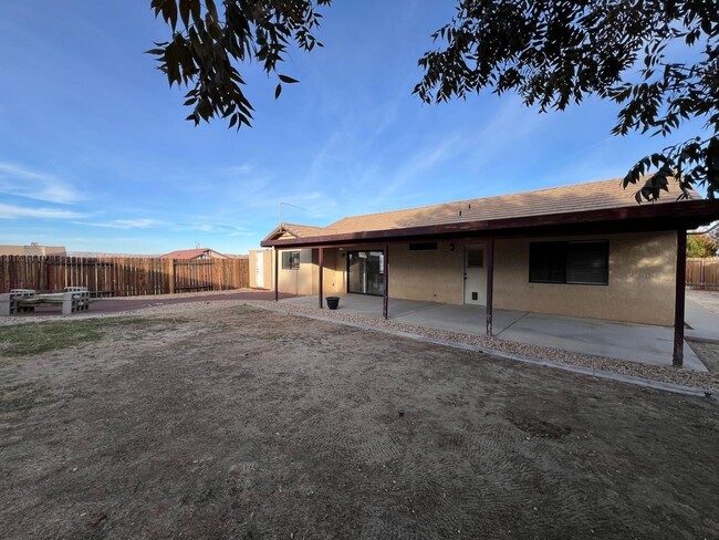 Building Photo - Beautiful 3 Bedroom 2 Bathroom House in Co...