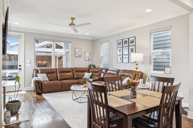 Building Photo - 6216B California Ave