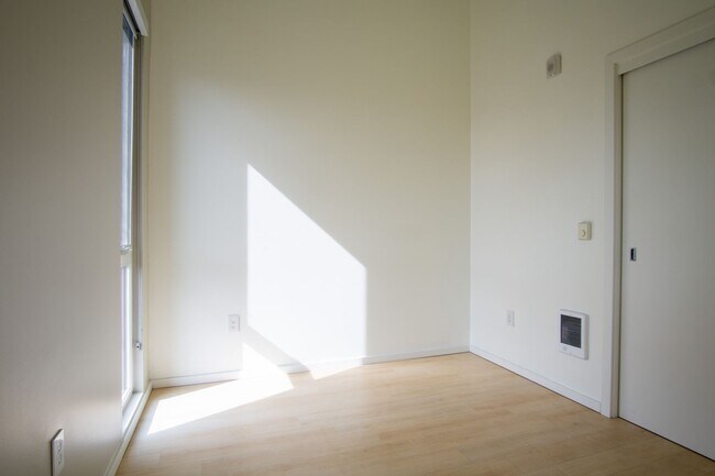 Building Photo - Modern Top Floor Corner Apt w/ W/D, A/C, & DW!