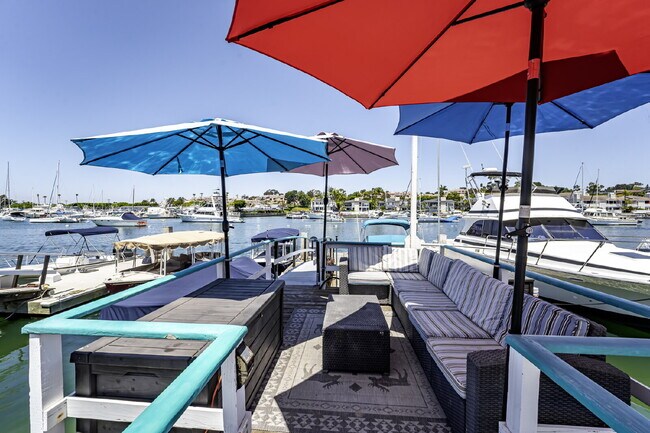 Building Photo - Fully Furnished Island Life Waterfront Ret...