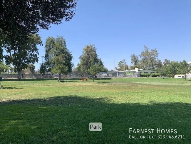 Building Photo - 4915 Tyrone Ave