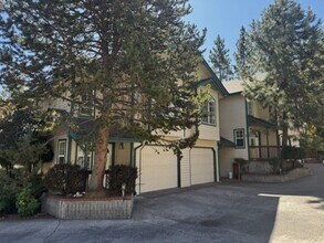 Building Photo - 1725 SW Knoll Ave