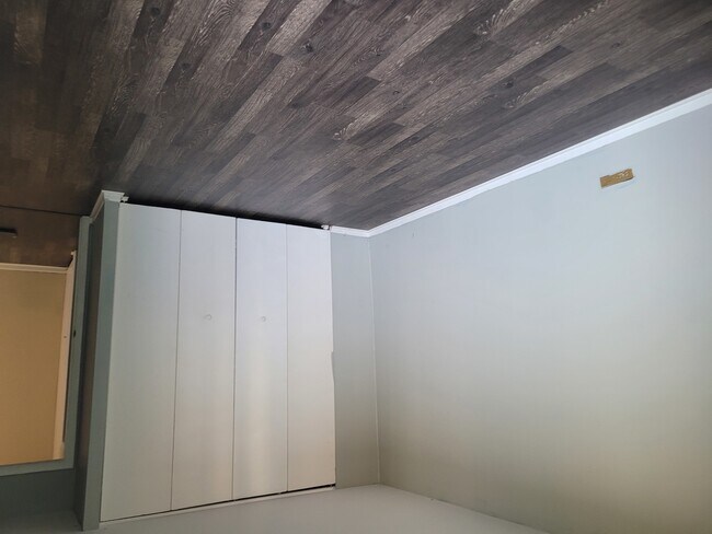 Building Photo - 6010 Oakwood Dr