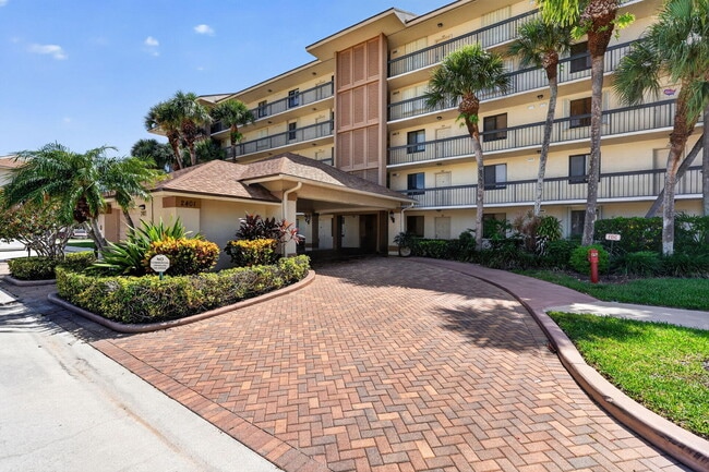 Building Photo - 2401 Marina Isle Way