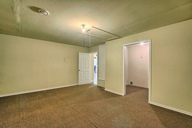 Building Photo - 5004 Suburban Dr
