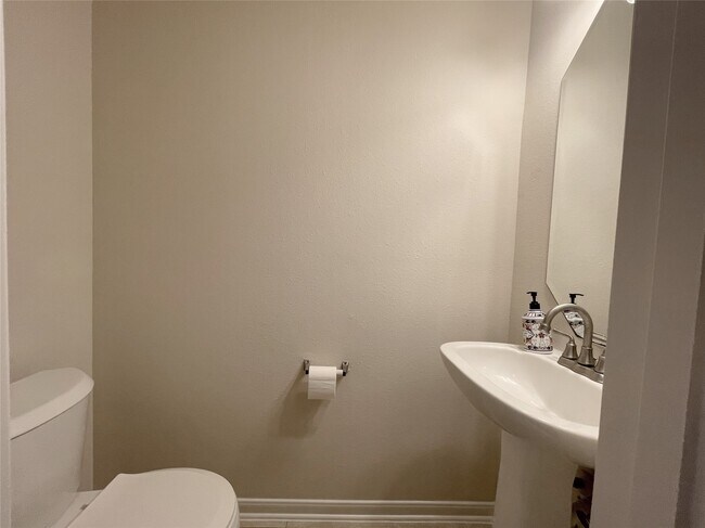 Building Photo - 2126 Winding Hollow Dr