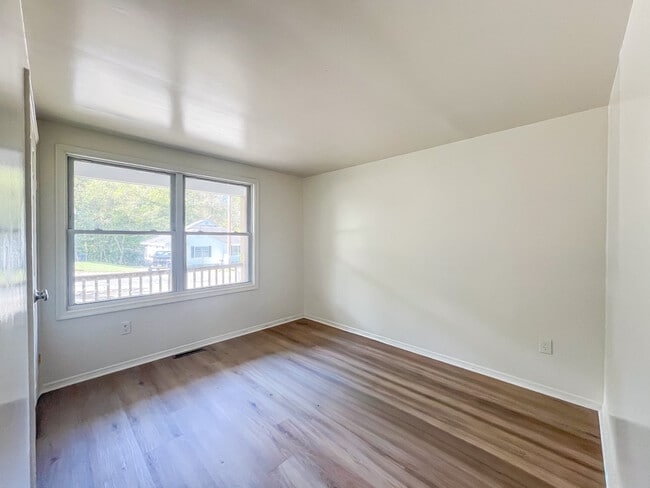 Building Photo - 39 Fox Hill Dr