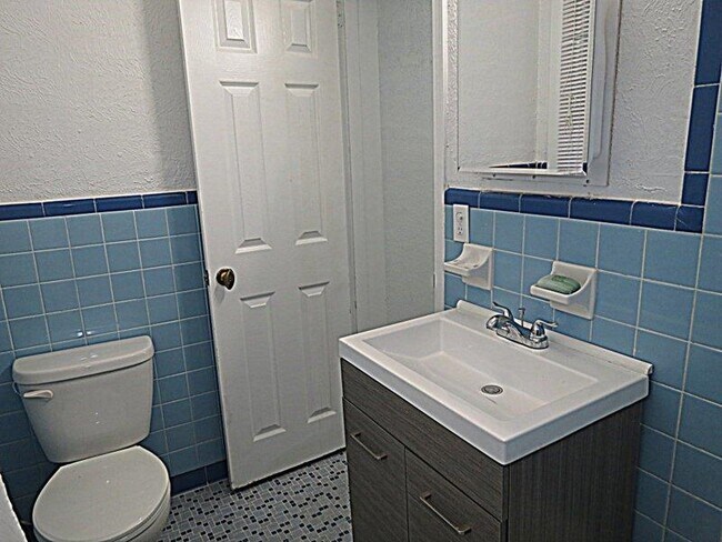 Building Photo - 1714 Hall Dr