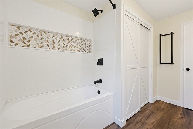 Building Photo - 110 Oswego St