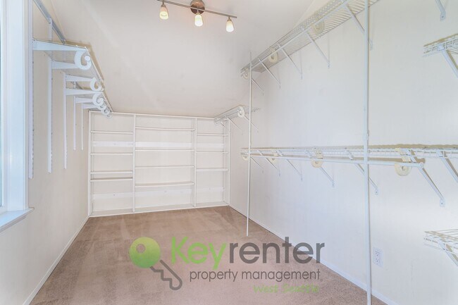 Building Photo - Comfort and Style in the Heart of Seattle