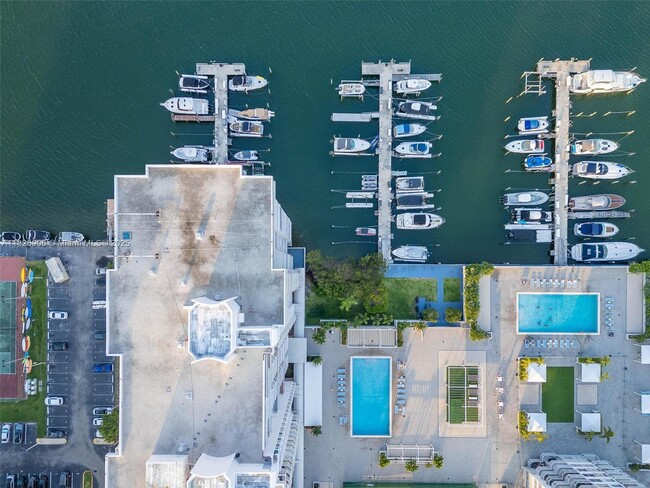 Building Photo - 18081 Biscayne Blvd