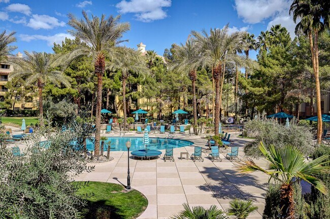 Building Photo - Beautiful, partially furnished 1 bedroom w...