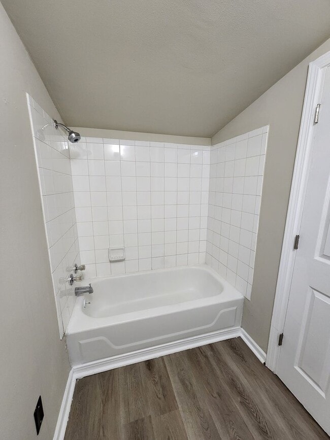 Building Photo - 2 Bed and 2 Bath Home