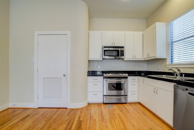 Building Photo - 5813 Darling St