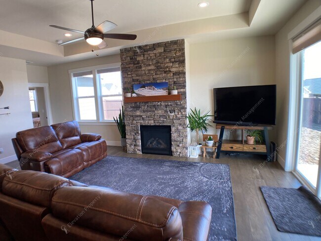 Building Photo - **Unfurnished** Single-level 3 BR-2BA  Home with Mountain Views
