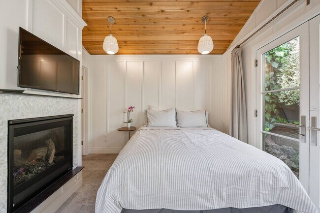 Building Photo - High end, fully furnished (or unfurnished) pair of cottages in Downtown Mill Valley! PROGRESSIVE