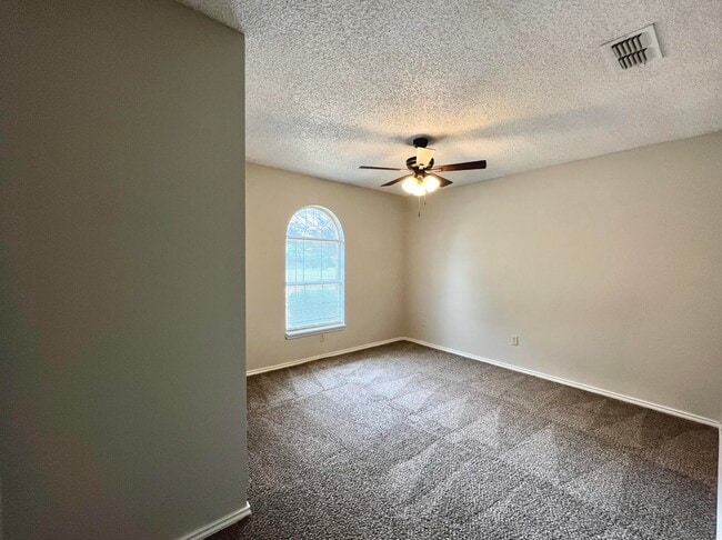 Building Photo - 5908 10th Dr